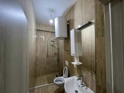 Svijetlo kupatilo sa tuš kabinom, ogledalom i bojlerom. - image 6
