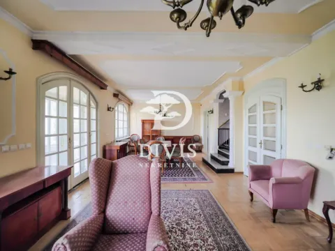 Spacious and traditionally decorated living room with seating furniture and a dining area in the background. - image 20