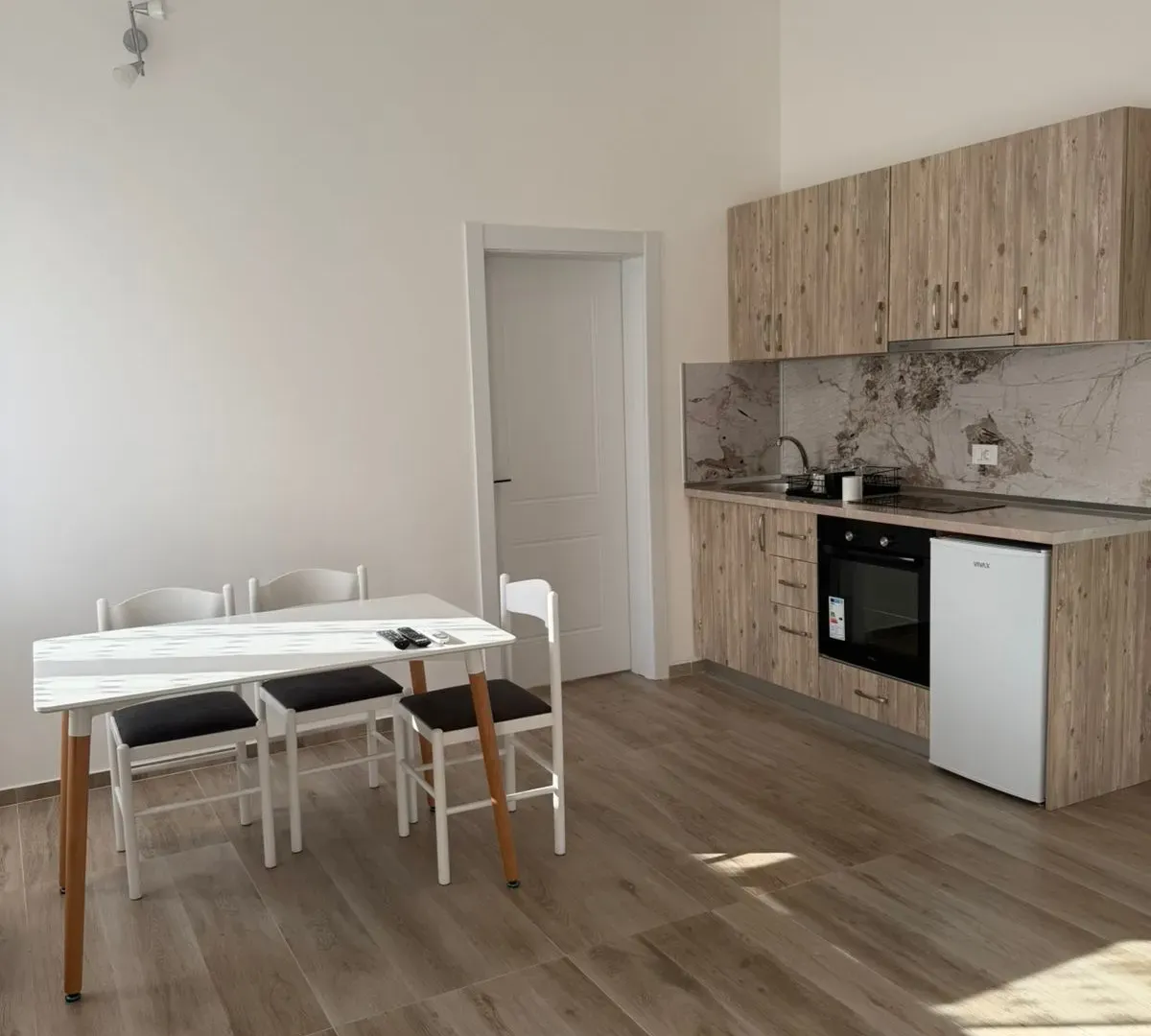 Izdavanje, dvosoban stan, 66m², Bonići, Tivat