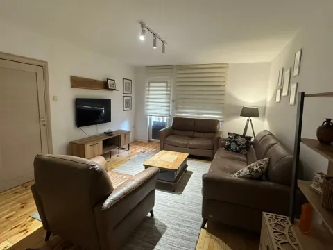 Izdavanje, trosoban stan, 120m², City Kvart, Podgorica - image 1