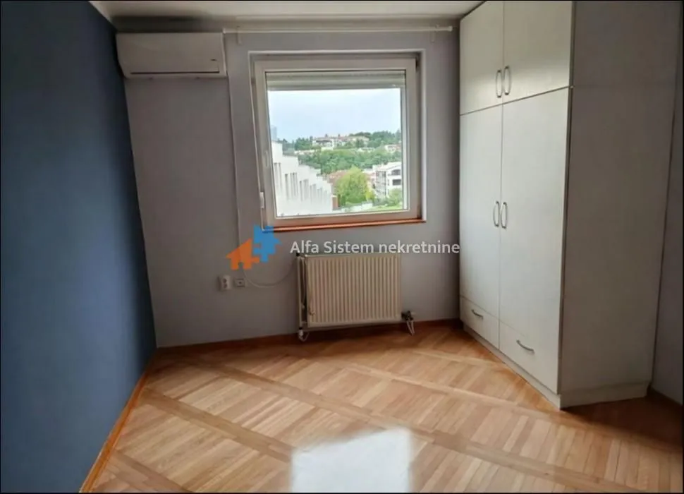 Izdavanje, četvorosoban stan, 125m², Savski Venac, Beograd
