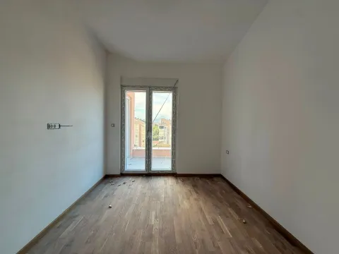 Prazna soba sa drvenim podom i izlazom na terasu. - image 7