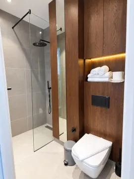 Moderno opremljeno kupatilo sa tuš kabinom i ugradnim elementima. - image 10