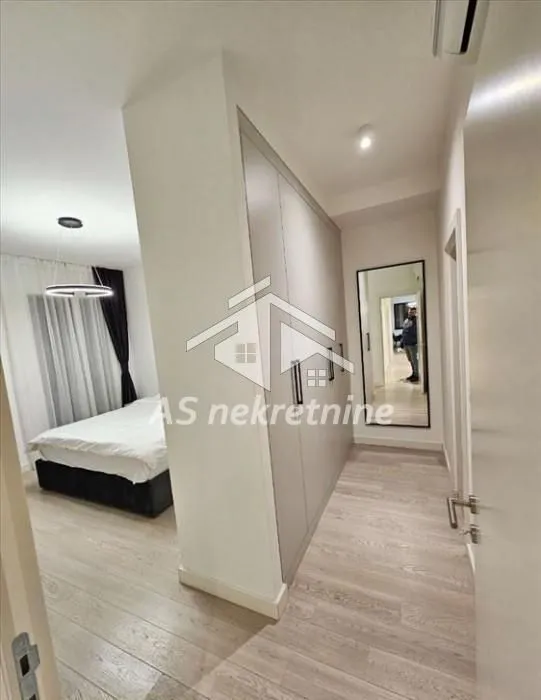 Izdavanje, četvorosoban stan, 111m², Savski Venac, Beograd