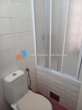 Manje kupatilo sa wc šoljom i tuš kabinom. - image 10