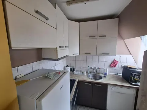 Manja kuhinja sa belim elementima, sudoperom i ugradnim aparatima. - image 4