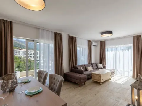 Izdavanje, dvosoban stan, 63m², Bečići, Budva