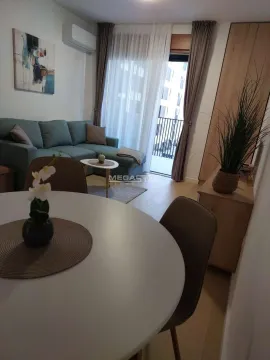 Dnevna soba sa trpezarijskim stolom i izlazom na terasu. - image 18