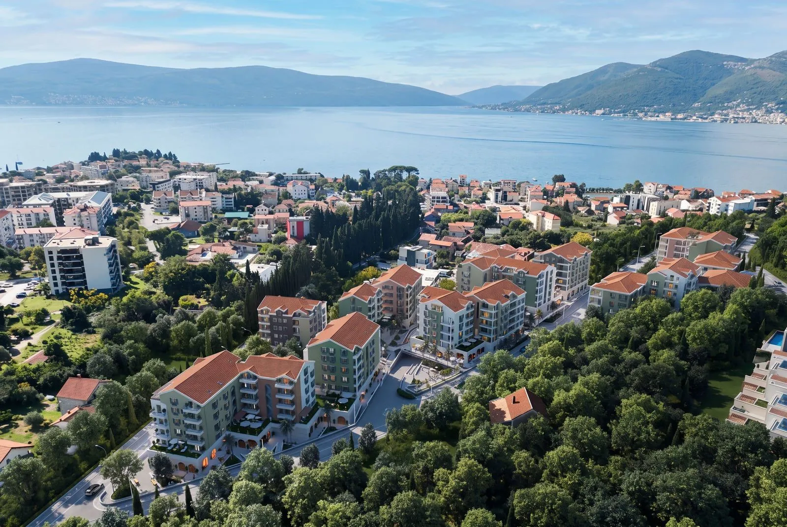 Pogled iz vazduha na stambeni kompleks blizu obale mora.