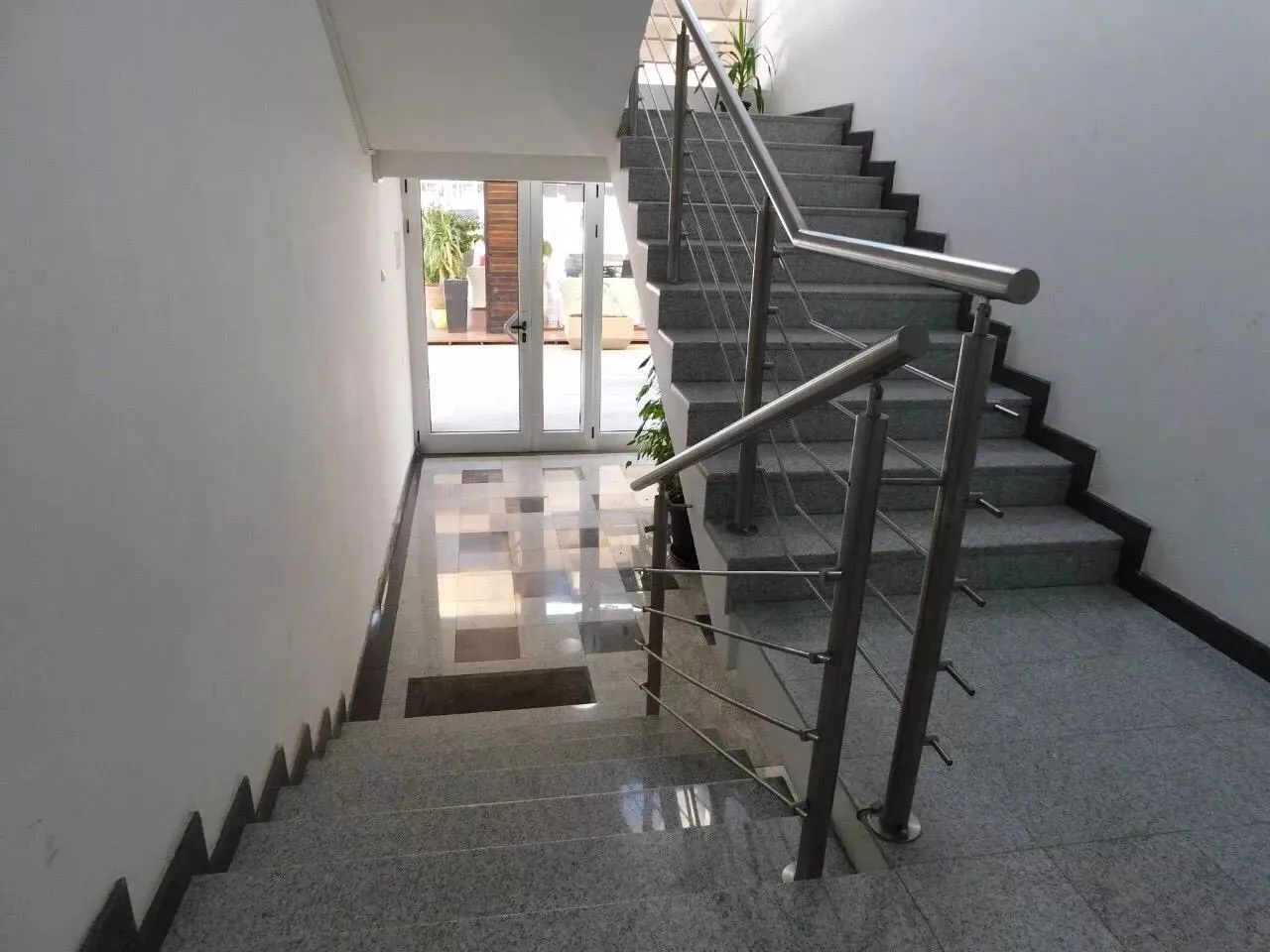Izdavanje, dvosoban stan, 85m², Centar, Tivat