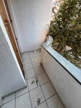 Uska terasa sa popločanim podom i ugrađenim ormarom uz zid. - image 11