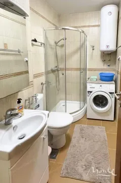 Kupatilo opremljeno tuš kabinom, umivaonikom, toaletom i veš mašinom. - image 3