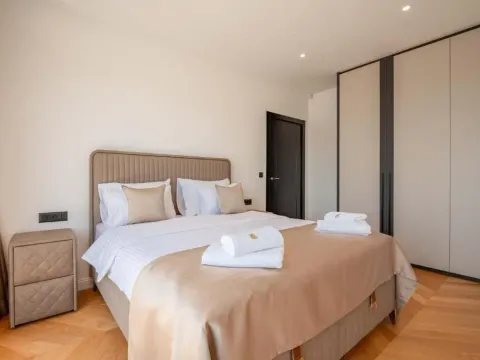 Izdavanje, kuća, 318m², Reževići, Budva - image 9