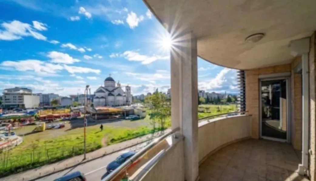 Izdavanje, trosoban stan, 140m², Preko Morače, Podgorica