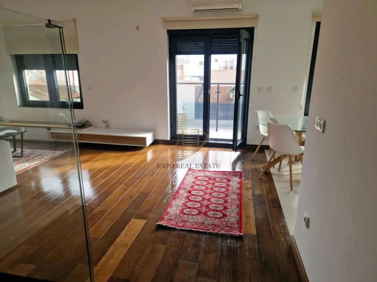 Izdavanje, trosoban stan, 80m², Senjak, Beograd