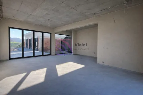Nezavršen unutrašnji prostor sa betonskim podom i velikim staklenim portalima. - image 12