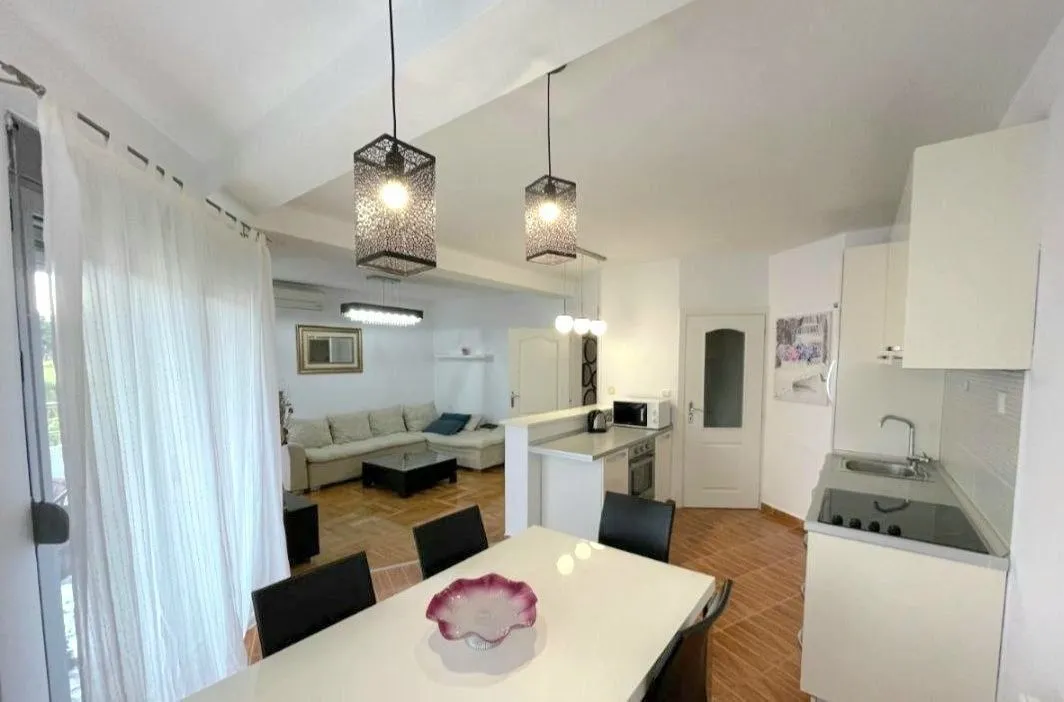 Izdavanje, dvosoban stan, 55m², Đenovići, Herceg Novi