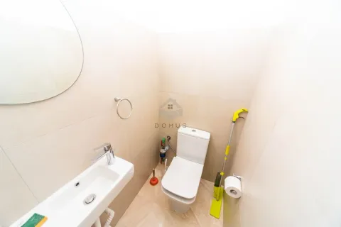 Izdavanje, dvosoban stan, 70m², Blok 5, Podgorica - image 12