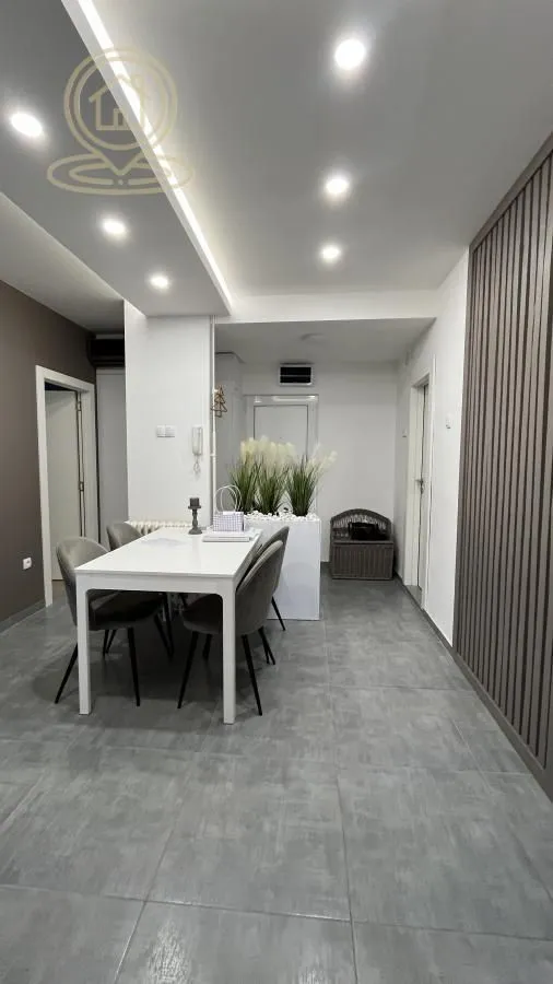 Prodaja, dvosoban stan, 68m², Aerodrom, Kragujevac