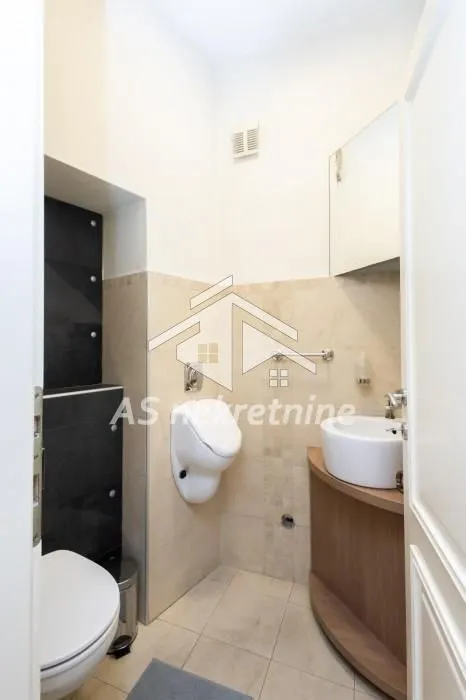 Izdavanje, četvorosoban stan, 140m², Obilićev Venac, Beograd