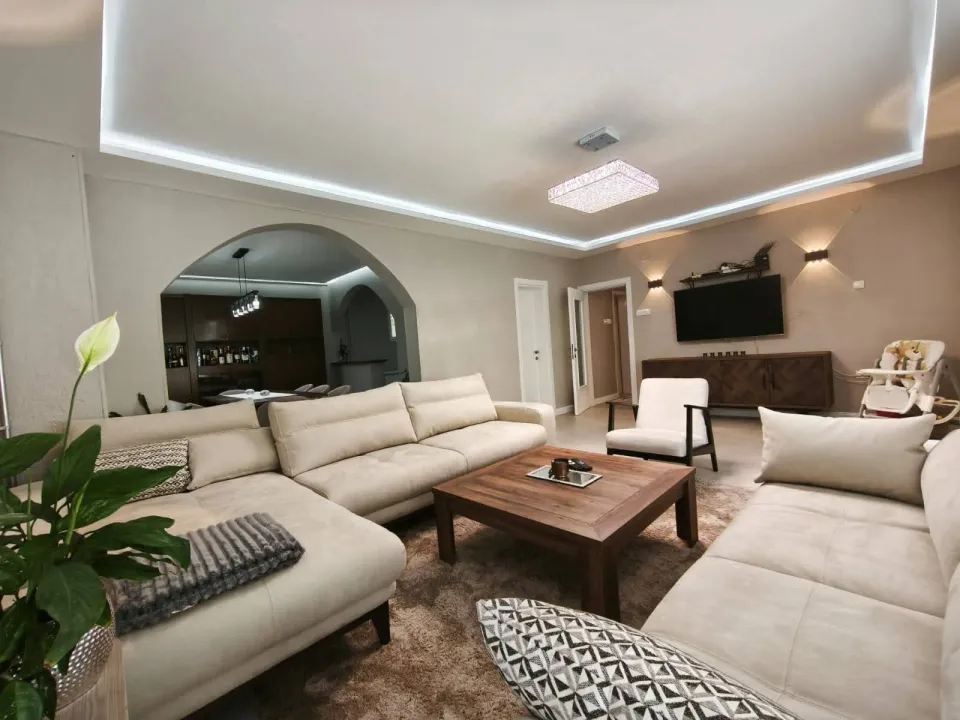Izdavanje, trosoban stan, 130m², Vranići, Podgorica
