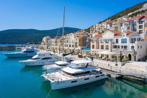 Pogled na luksuznu marinu sa jahtama i stambenim zgradama u mediteranskom stilu. - image 2