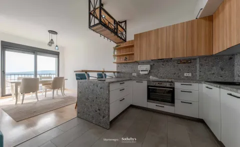 Moderna kuhinja sa šankom i trpezarijom u produžetku. - image 8