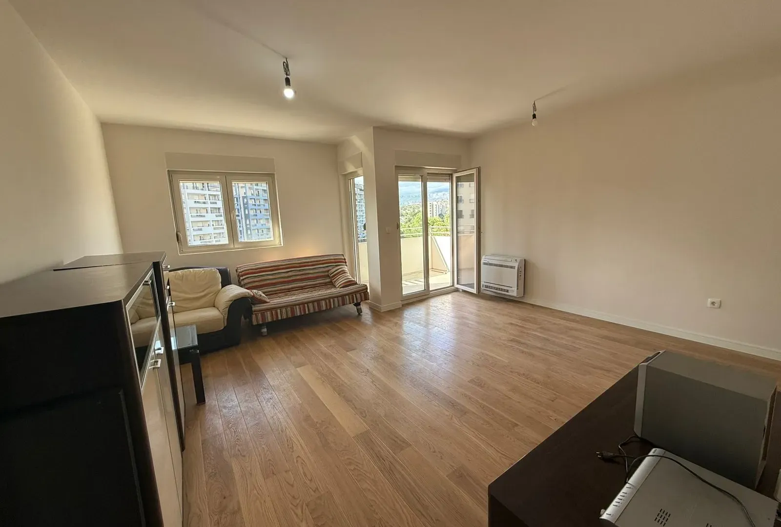 Izdavanje, dvosoban stan, 74m², Central Point, Podgorica