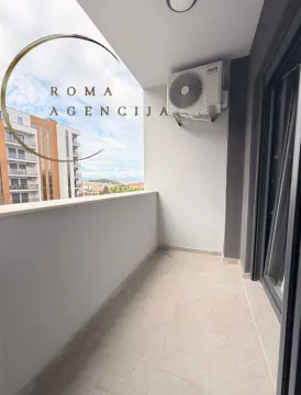 Moderan i svijetao balkon sa pogledom na grad. - image 11