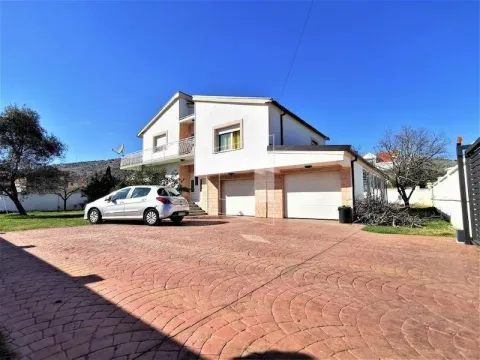 Izdavanje, kuća, 320m2, Tološi, Podgorica Izdavanje, kuća, 320m2, Tološi, Podgorica