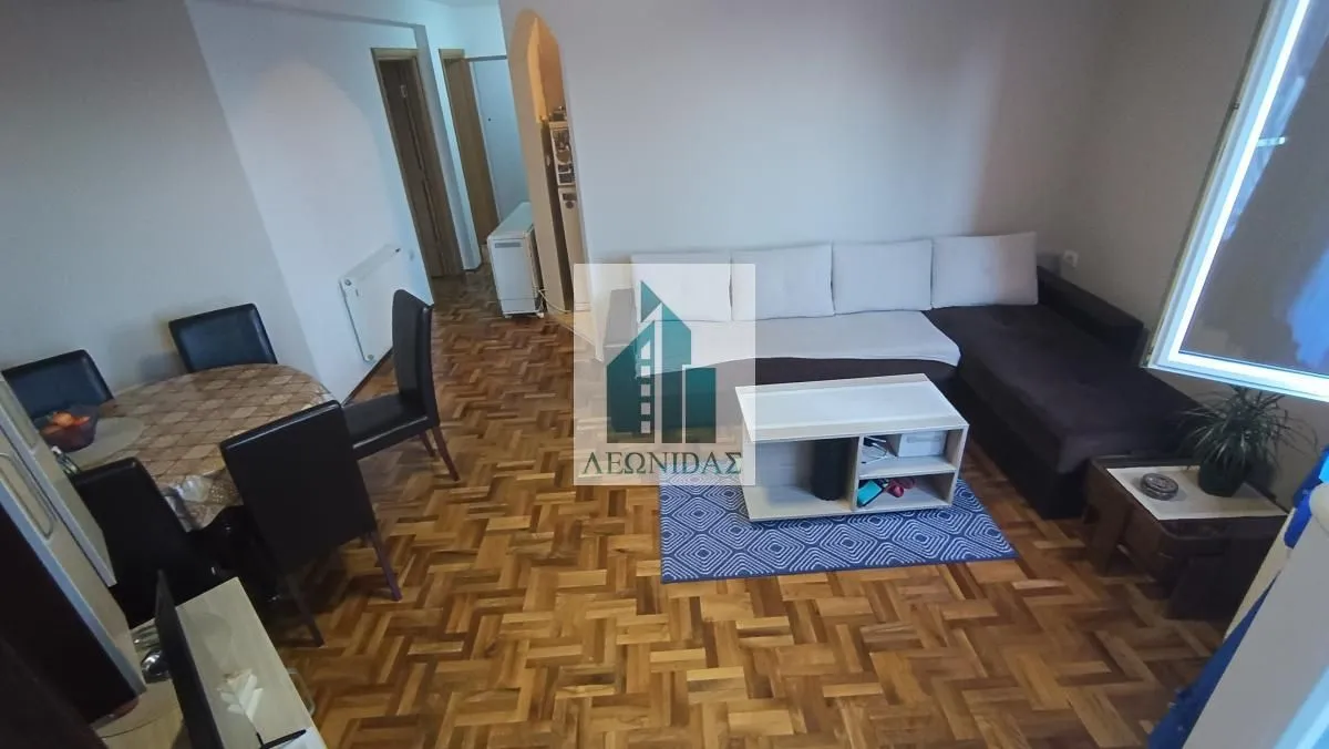 Dnevni boravak sa garniturom, stočićem i trpezarijskim stolom.