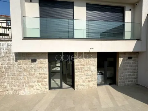 Izdavanje, kuća, 85m², Tivat, Crna Gora - image 2