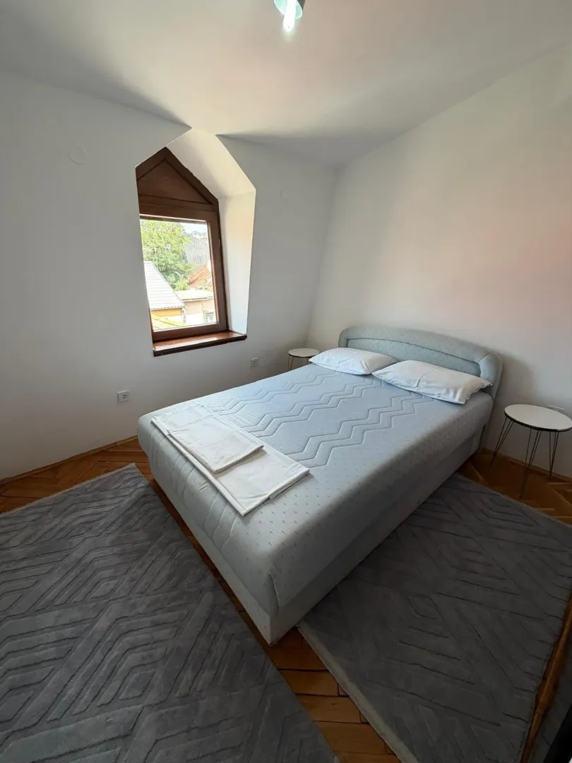 Izdavanje, dvosoban stan, 82m², Centar, Cetinje