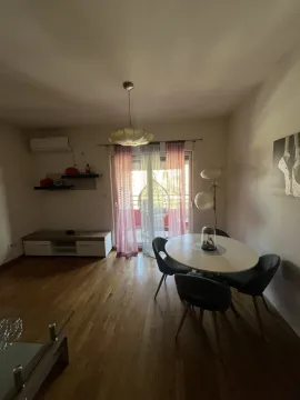Trpezarijski dio sa okruglim stolom, stolicama i izlazom na balkon. - image 6