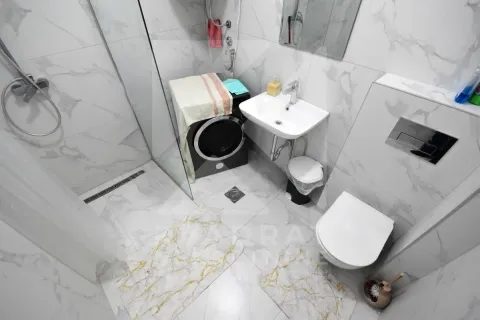Moderno opremljeno kupatilo sa tuš kabinom, umivaonikom i veš mašinom. - image 6