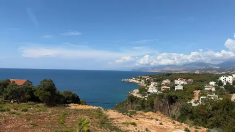 Pogled na more i okolno priobalno naselje sa placa. - image 10