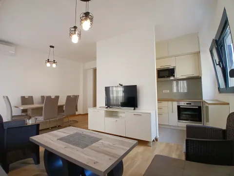 Dnevni boravak povezan sa trpezarijom i kuhinjom. - image 13