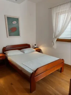 Jednostavno namještena spavaća soba sa drvenim bračnim krevetom. - image 23