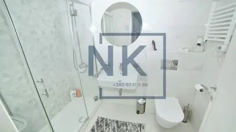 Moderne svijetlo kupatilo sa tuš kabinom, umivaonikom i toaletom. - image 9