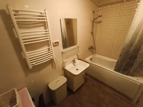 Kupatilo opremljeno kadom, umivaonikom, ogledalom i radijatorom za peškire. - image 7