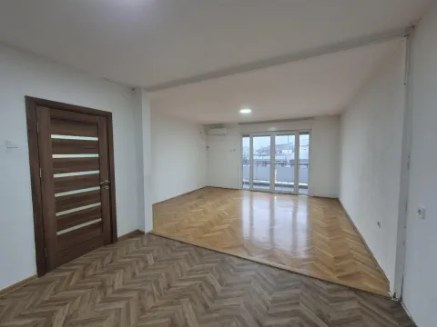 Empty bright room with parquet flooring. - image 8
