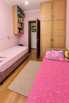 Dječja spavaća soba sa dva kreveta, velikim ormarom i zidnim policama. - image 13