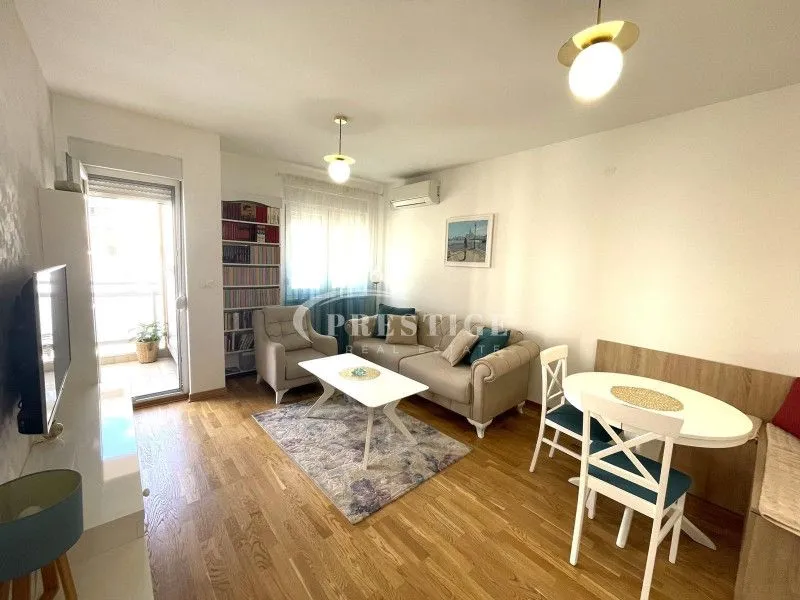 Izdavanje, jednosoban stan, 43m², City Kej, Podgorica