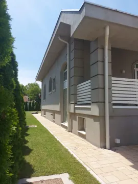 Pogled sa strane na modernu kuću sa uređenim dvorištem. - image 10