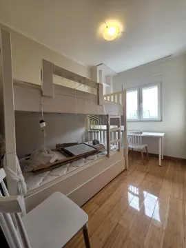 Dječija soba sa krevetom na sprat i radnim stolom. - image 11
