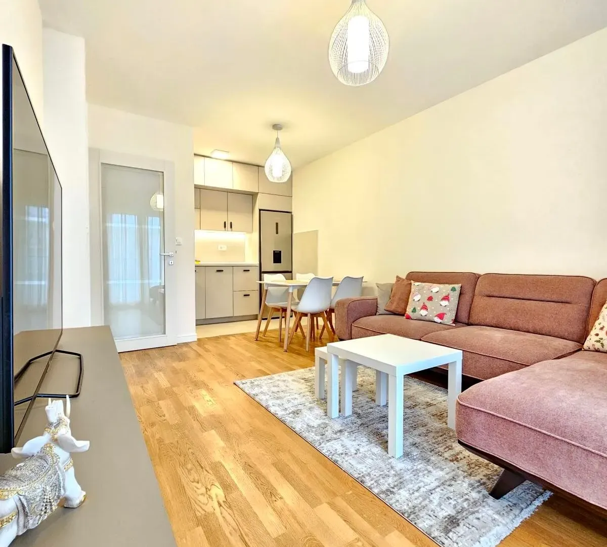 Izdavanje, jednosoban stan, 40m², Pobrežje, Podgorica