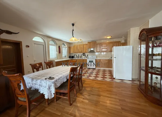 Rent, house, 350m², Zlatica, Podgorica