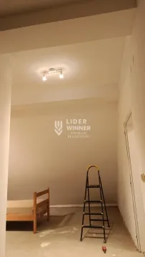 Prazna prostorija u toku renoviranja sa krevetom i merdevinama. - image 13