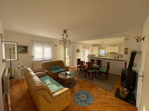 Dnevni boravak povezan sa trpezarijom i kuhinjom. - image 17