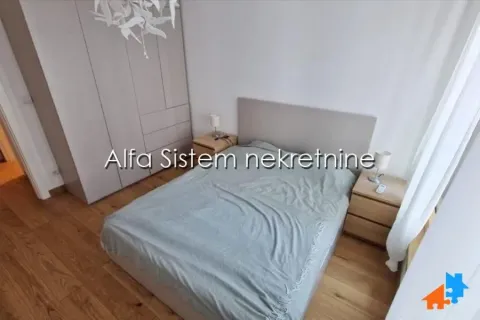 Nameštena spavaća soba sa bračnim krevetom, plakarom i noćnim stočićima. - image 9